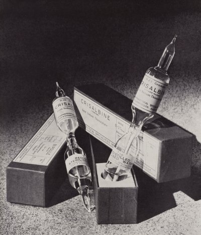Ampoules de Crisalbine or thiosulfate de sodium (photo n/b) - English Photographer