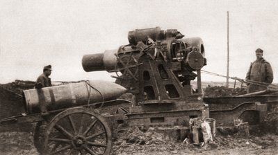 Un obusier de siège géant autrichien et son obus, utilisé pendant la Première Guerre mondiale, de The Illustrated War News, 1915 - English Photographer