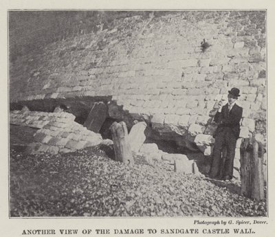 Autre vue des dommages au mur du château de Sandgate - English Photographer