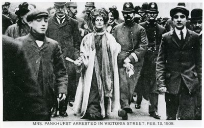 Arrestation de Mme Emmeline Pankhurst dans Victoria Street, 13 février 1908 - English Photographer