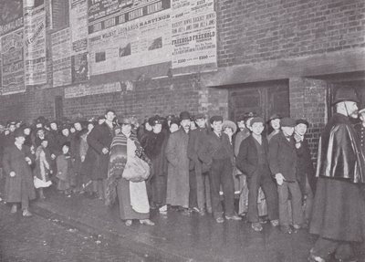 À la porte de la galerie du Standard Theatre, Shoreditch - English Photographer