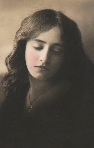 Belle fille aux longs cheveux noirs avec un médaillon autour du cou - English Photographer