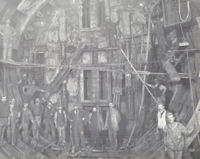 Blackwall Tunnel : un groupe de travailleurs dans le sas, 1894 - English Photographer