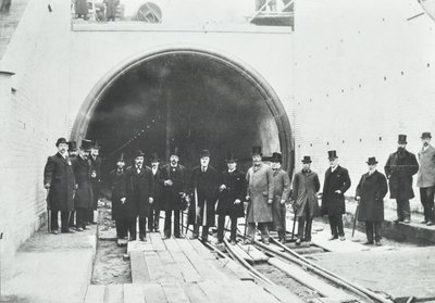 Blackwall Tunnel : inspection de la portion subaquatique par des dignitaires, 1895 - English Photographer