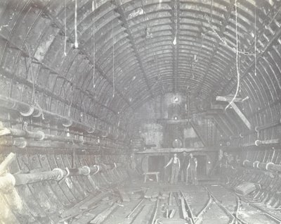 Blackwall Tunnel : deux hommes dans le sas, 1894 - English Photographer