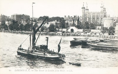 Bateaux sur la Tamise avec la Tour de Londres en arrière-plan - English Photographer