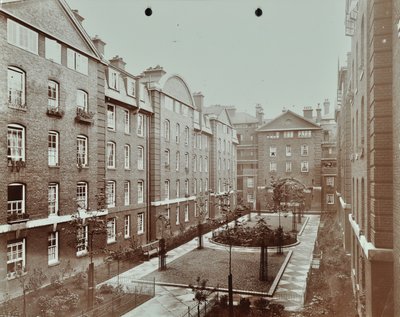 Bourne Estate : jardin de cour formel, Londres - English Photographer