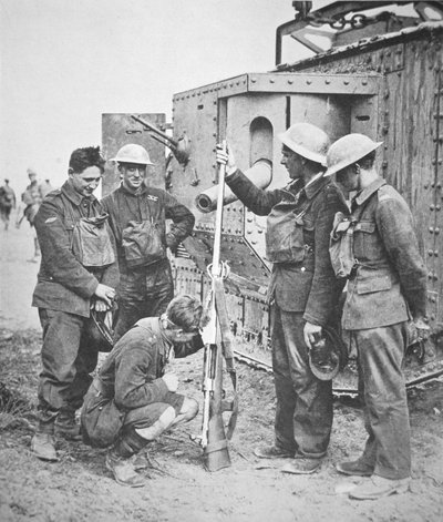 Équipage de char britannique inspectant un fusil antichar allemand, qui tirait une cartouche de cinq pouces de long - English Photographer