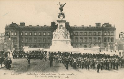 Buckingham Palace et le mémorial de la reine Victoria; Le passage de la fanfare des gardes - English Photographer