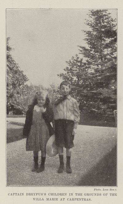 Les enfants du capitaine Dreyfus dans les jardins de la Villa Marie à Carpentras - English Photographer