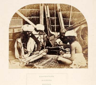 Charpentiers, hindous, Madras, de The People of India, par J. Forbes Watson, publié en 1868 - English Photographer
