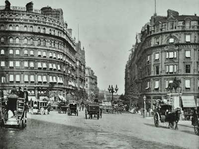 Charing Cross, Westminster LB : Northumberland Avenue depuis Trafalgar Square et Charing Cross, 1890 - English Photographer