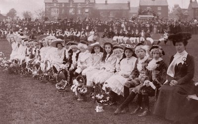 Enfants participants à un concours de déguisements, vers 1910 (photographe en noir et blanc) - English Photographer