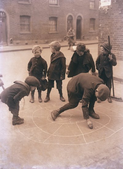 Enfants jouant dans les rues de Londres - English Photographer
