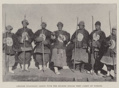 Policiers chinois armés de lances crochues qu