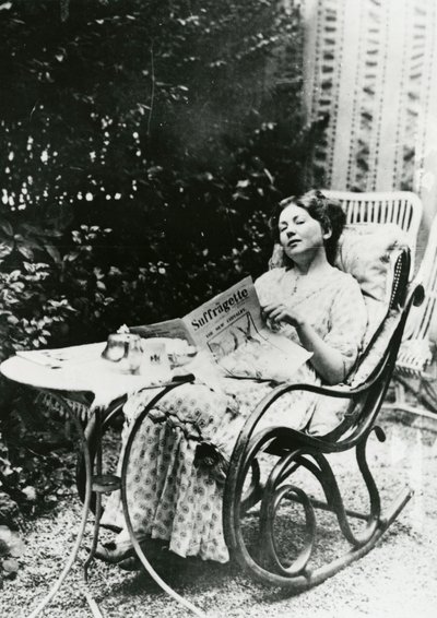 Christabel Pankhurst (1881-1969) lisant un exemplaire de The Suffragette vers 1905-14 - English Photographer