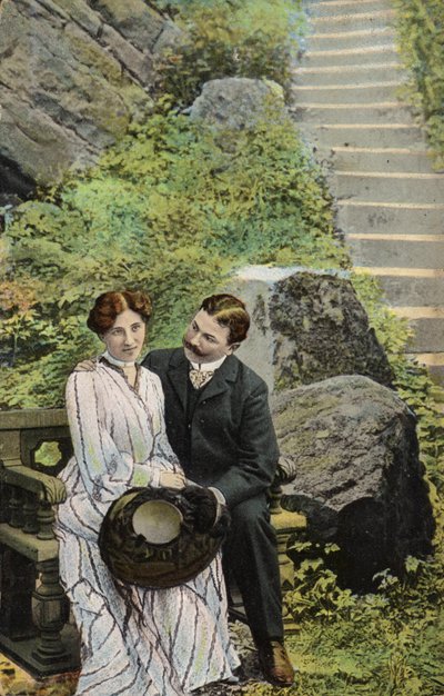 Couple assis sur un banc en pierre près de quelques marches - English Photographer