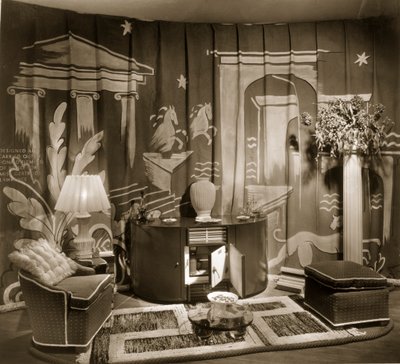 Stand de commerce décoratif à Dorland Hall avec textile suspendu, années 1940 - English Photographer