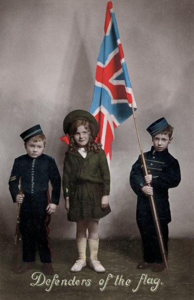 Défenseurs du drapeau, trois enfants en uniforme avec l