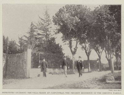 Détectives gardant la Villa Marie à Carpentras, la résidence actuelle de la famille Dreyfus - English Photographer
