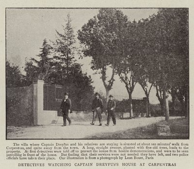 Détectives surveillant la maison du capitaine Dreyfus à Carpentras - English Photographer