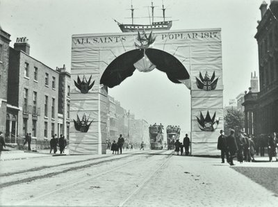 East India Dock Road : arche temporaire, Jubilé de Diamant de Victoria, 1897 - English Photographer
