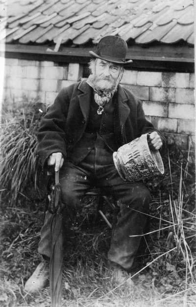 Edward Bingham tenant un de ses designs de Castle Hedingham Ware - English Photographer