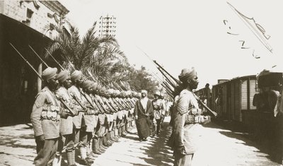 Émir Fayçal à la gare de Lydda, Palestine, avec Sir Herbert Samuel, 1920 - English Photographer
