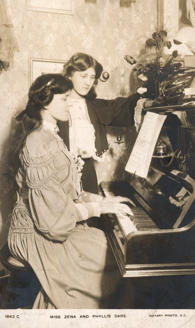 Actrices et chanteuses anglaises de théâtre, Zena Dare et sa sœur Phyllis Dare - English Photographer