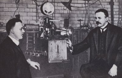 Ernest Rutherford, à gauche, et Hans Geiger dans le laboratoire de physique de l