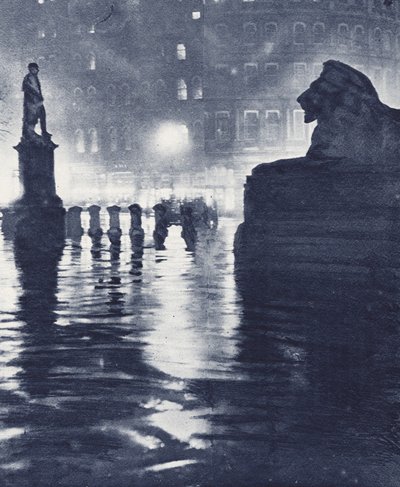 Ombres du soir à Trafalgar Square, Londres - English Photographer