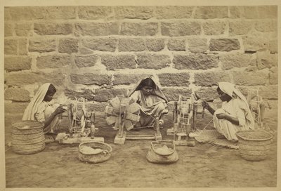 Prisonnières en train de filer du coton sur des rouets dans la prison de Karachi. Photographe : Michie and Company c. 1873 - English Photographer