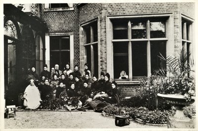 Florence Nightingale, Sir Harry et Lady Verney, et les infirmières Nightingale à Claydon House, 1886 - English Photographer
