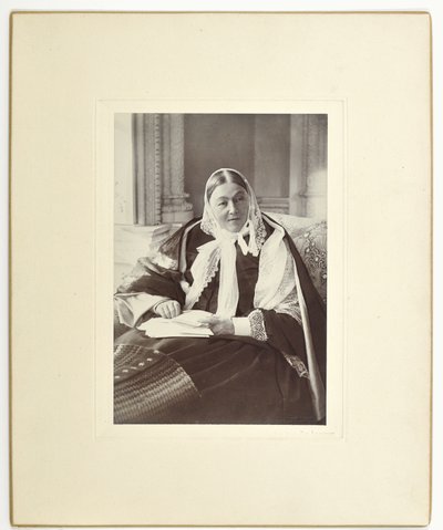 Florence Nightingale, assise sur un canapé dans la Chambre Bleue à Claydon House, 1891 - English Photographer