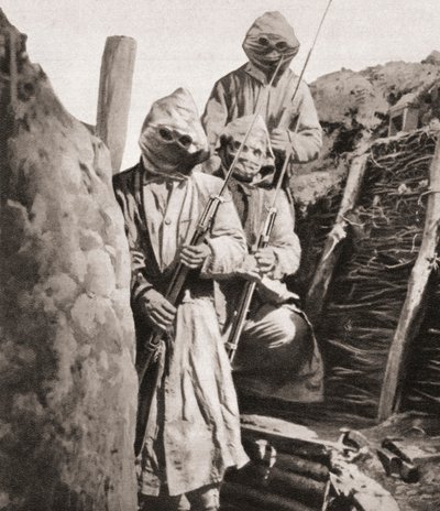 Fantassins français pendant la Première Guerre mondiale portant des respirateurs pour se protéger contre le gaz toxique allemand, de The Illustrated War News, 1915 - English Photographer
