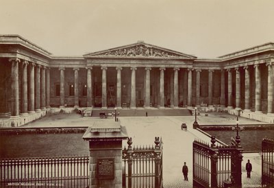 Vue de face du British Museum - English Photographer