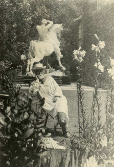 G F Watts dans le jardin de Little Holland House, Melbury Road, Kensington - English Photographer