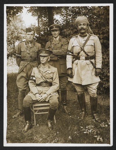 Gén. Sir James Willcocks et son état-major personnel dans le jardin de son quartier général [Merville, France]. 31 juillet 1915 - English Photographer