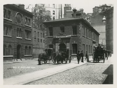 Vue générale des voitures à cheval à Scotland Yard - English Photographer