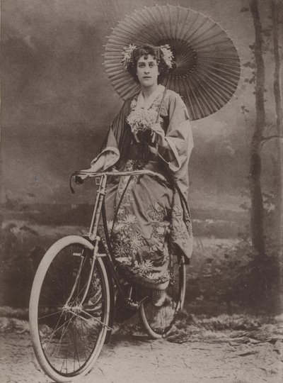 Fille à vélo, habillée à la mode japonaise - English Photographer