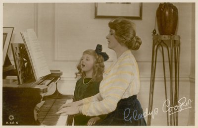 Gladys Cooper et une fille au piano - English Photographer