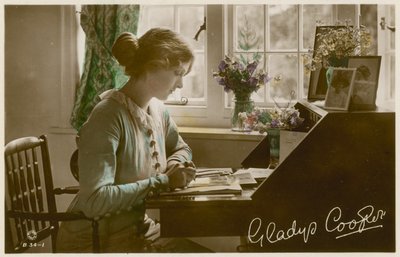 Gladys Cooper au bureau - English Photographer