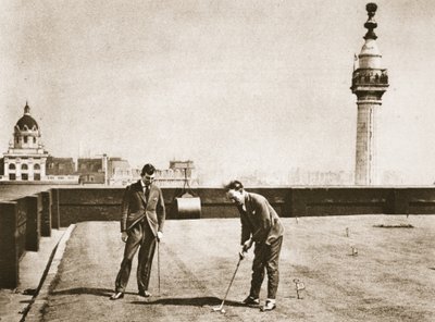 Entraînement de golf pour les employés de bureau sur le toit de l