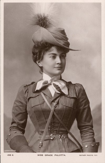 Grace Palotta, actrice de théâtre née en Autriche, dans le rôle de Daisy dans la comédie musicale The Messenger Boy - English Photographer