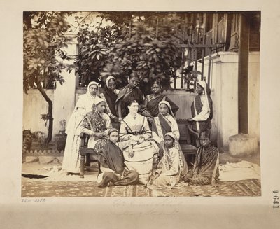 Groupe de maîtresses et élèves de l