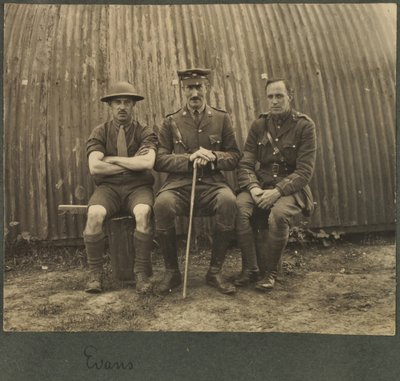 Groupe de trois soldats devant une cabane Nissan, vers 1914-18 - English Photographer