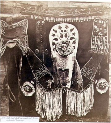 Enfant métis dans un berceau avec des ornements indiens, photographié par les ingénieurs royaux sur le quarante-neuvième parallèle - English Photographer