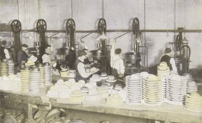 Façonnage de Chapeaux - English Photographer