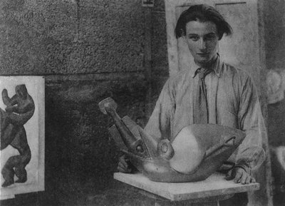 Henri Gaudier-Brzeska avec sa sculpture 