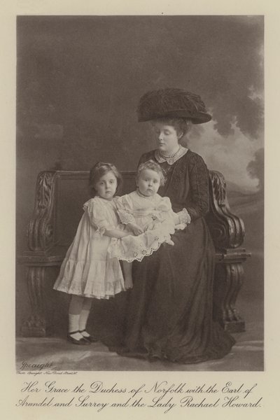Sa Grâce la duchesse de Norfolk avec le comte d